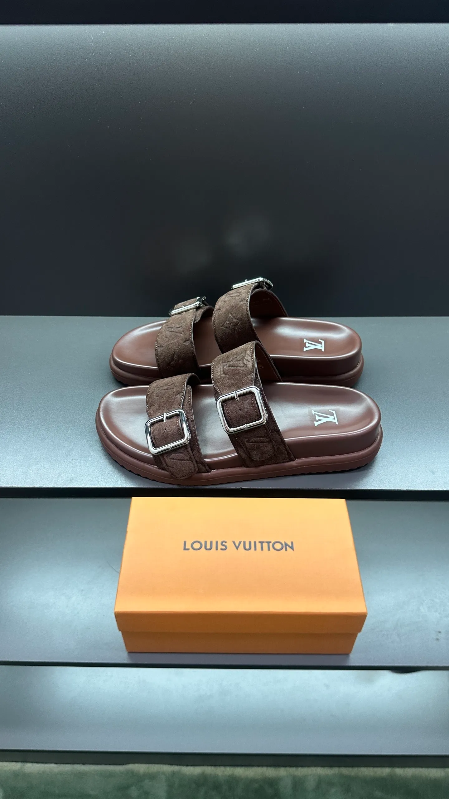 P320 🔍Top purchasing agent LV men's spring and summer slippers counter synchronized. The uppers are made of cowhide fabric imported from Italy, with logo graphics and high-quality craftsmanship. The soles are: original soles specially provided by the original factory. Exclusive molded soles are super comfortable. Original factory follow-up orders. 🔍🔍High quality. You can enter and exit the counter at will. Welcome to compare. Size 38-45